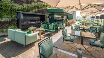 3 restaurants, breakfast, lunch, dinner served; French cuisine