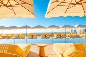 Outdoor pool, cabanas (surcharge), sun loungers - Waldorf Astoria Beverly Hills (Beverly Hills)
