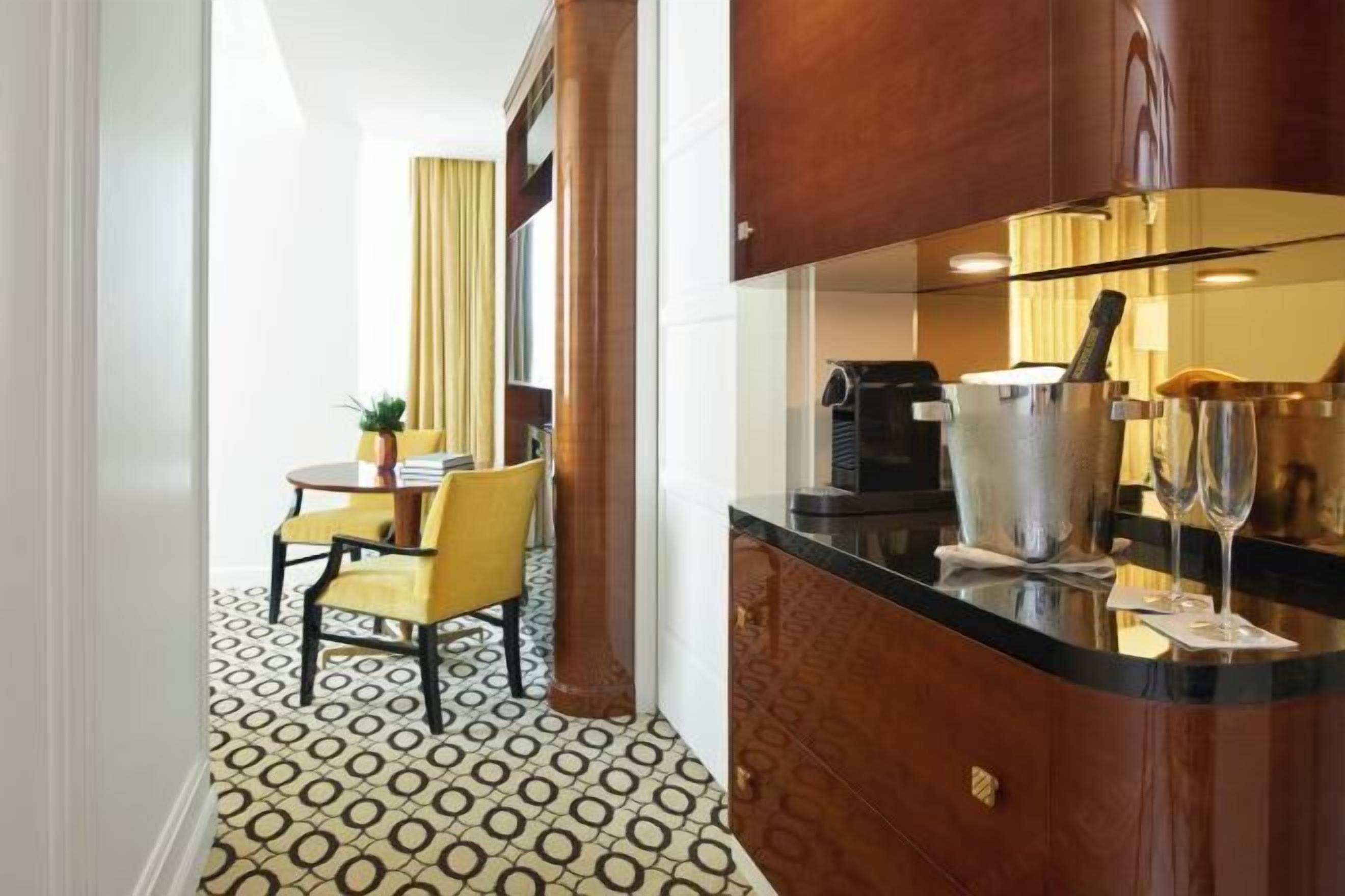 3 restaurantes; se sirven desayunos, almuerzos, cenas y cocina francesa 