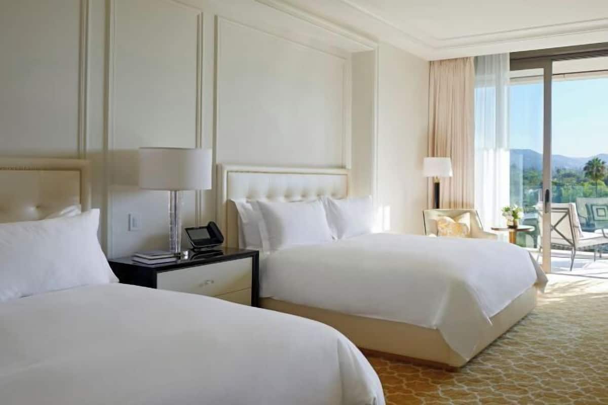 Luxe beddengoed, een minibar, een kluis op de kamer, een bureau
