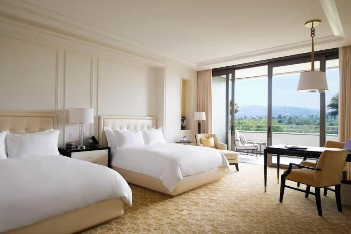 Luxe beddengoed, een minibar, een kluis op de kamer, een bureau