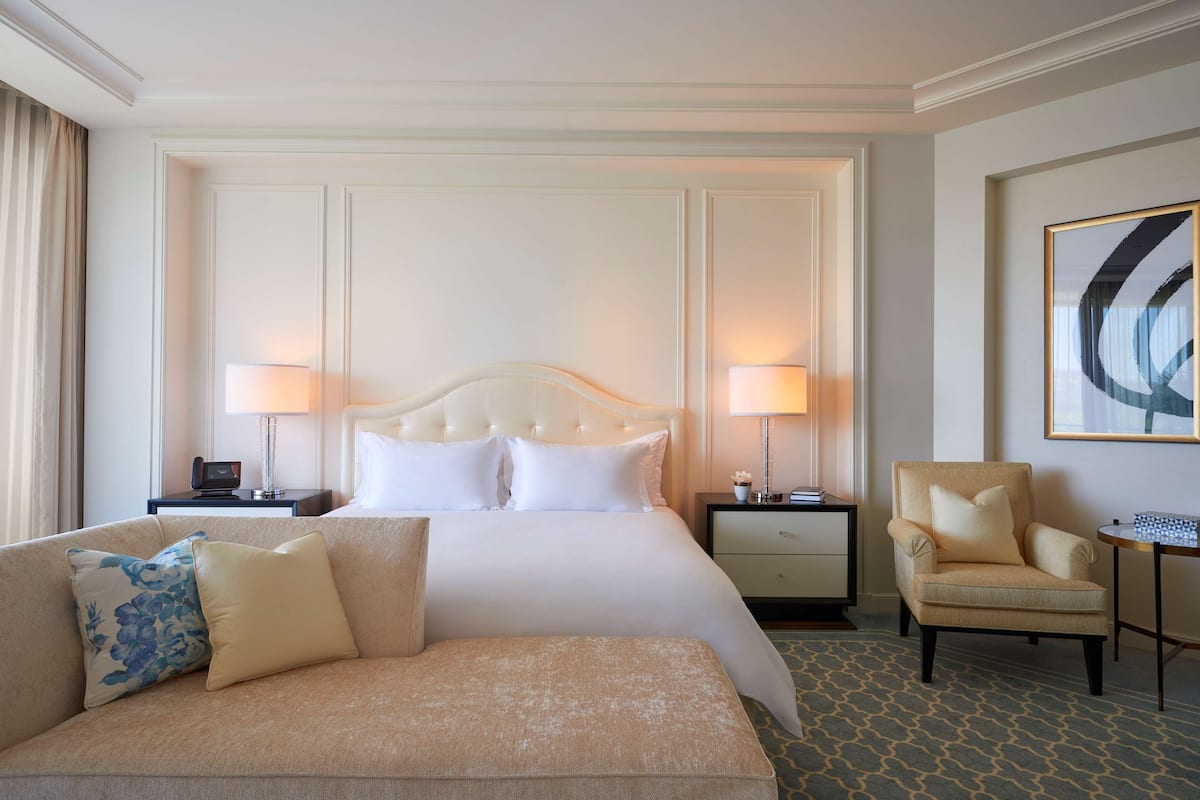 Junior suite, 1 kingsize bed, niet-roken, balkon (BEVERLY HILLS) | Luxe beddengoed, een minibar, een kluis op de kamer, een bureau