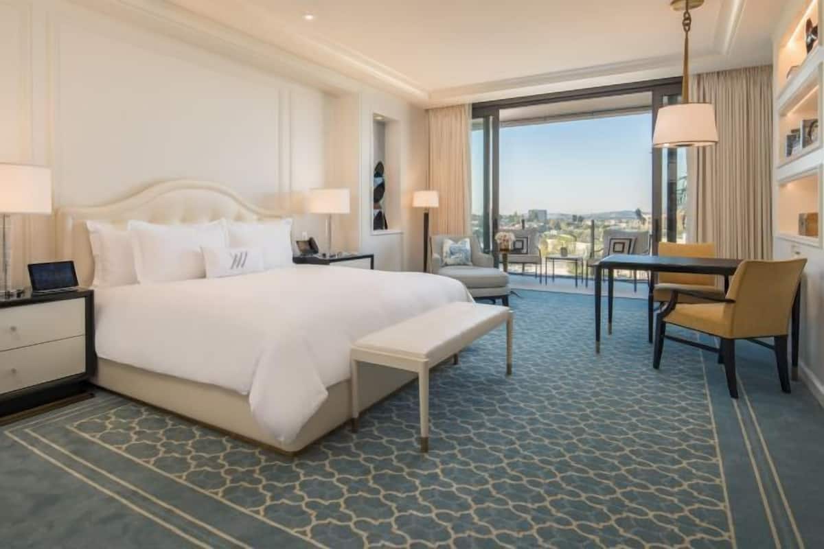 Luxe beddengoed, een minibar, een kluis op de kamer, een bureau
