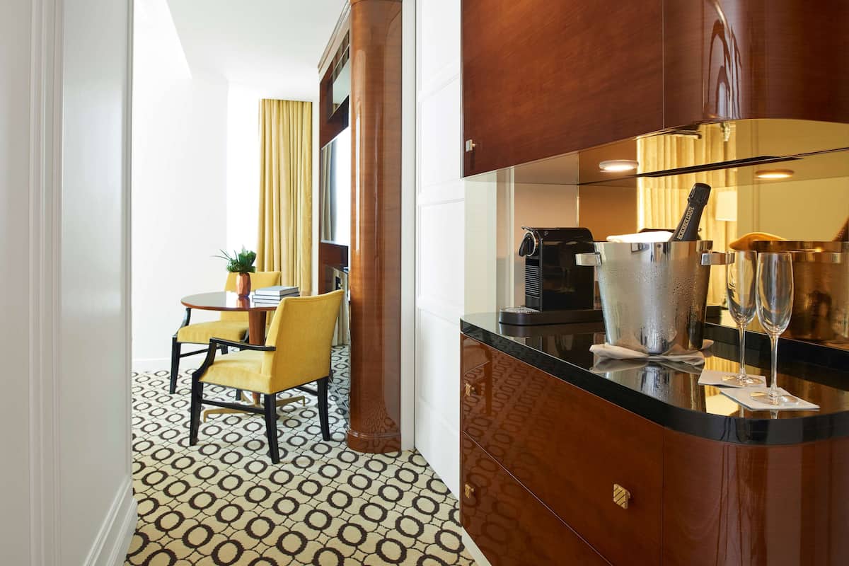 Luxe beddengoed, een minibar, een kluis op de kamer, een bureau