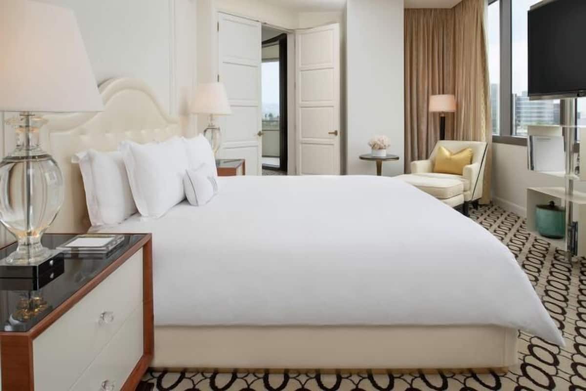 Luxe beddengoed, een minibar, een kluis op de kamer, een bureau