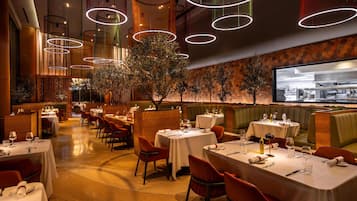 3 restaurantes; se sirve desayuno, almuerzo y cena