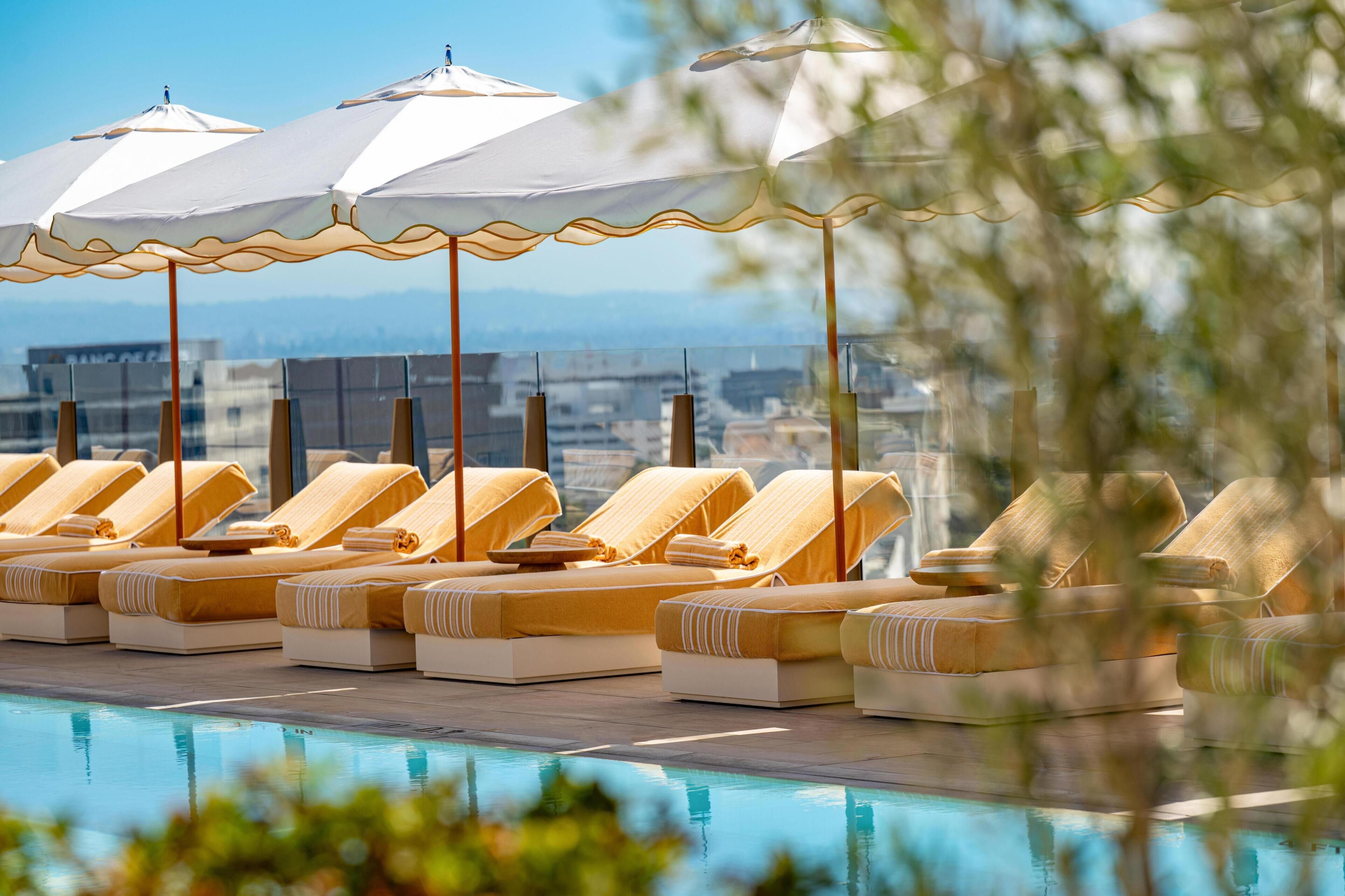 Piscina externa, barracas, espreguiçadeiras