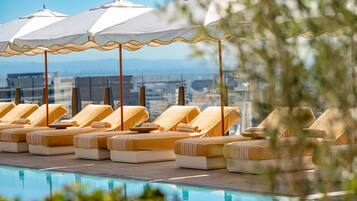 Piscina externa, barracas, espreguiçadeiras