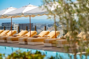 Una piscina al aire libre, camas de piscina con cargo