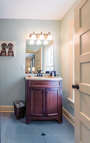 Suite Supérieure, 1 très grand lit, salle de bains privée | Salle de bain | Articles de toilette gratuits, sèche-cheveux, serviettes fournies