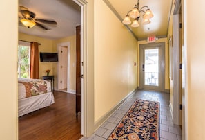 Standard Room, 1 Queen Bed, Non Smoking, Jetted Tub | Hallway