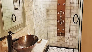 Signature kamer, 1 kingsize bed, privébadkamer | Badkamer | Gratis toiletartikelen, een haardroger, handdoeken