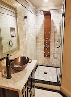 Signature Room, 1 King Bed, Private Bathroom | Bathroom | Free toiletries, hair dryer, towels