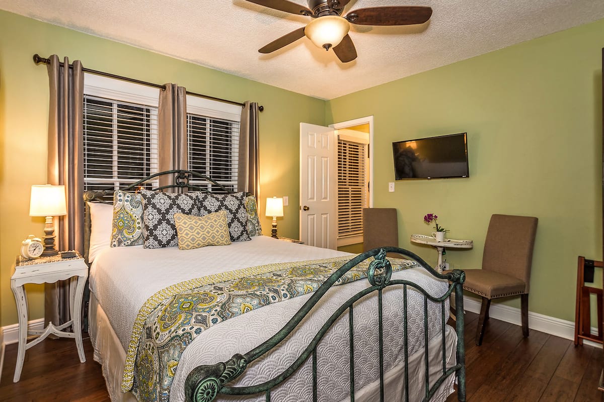 Standard Room, 1 Queen Bed, Jetted Tub
