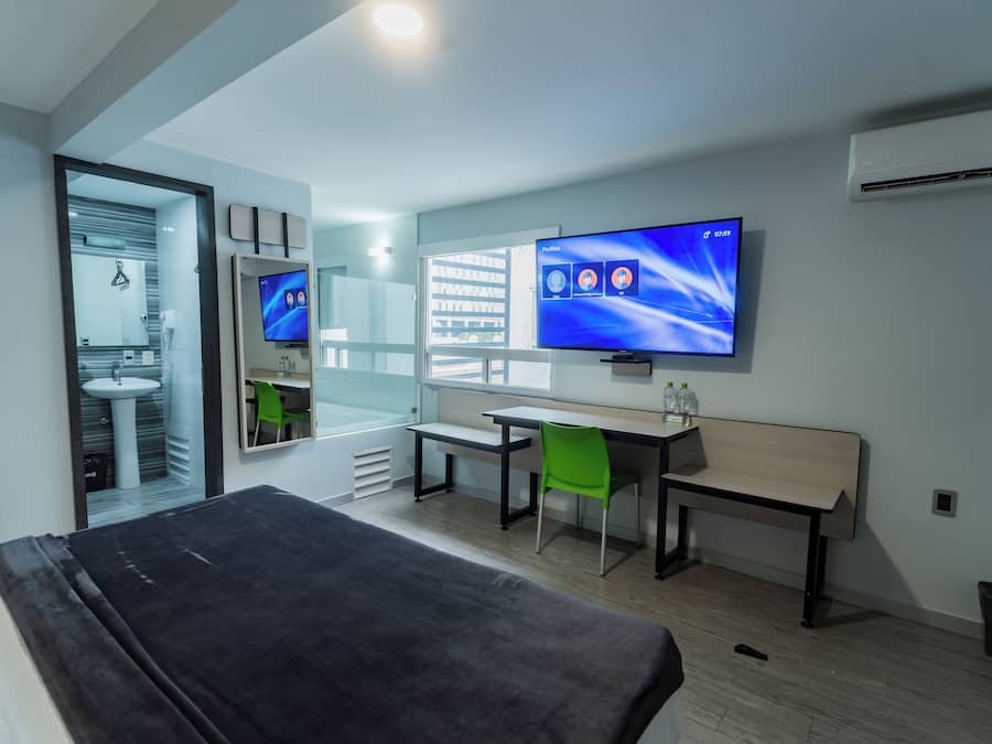 Quarto standard | Escrivaninha, cortinas blackout, Wi-Fi de cortesia, roupa de cama