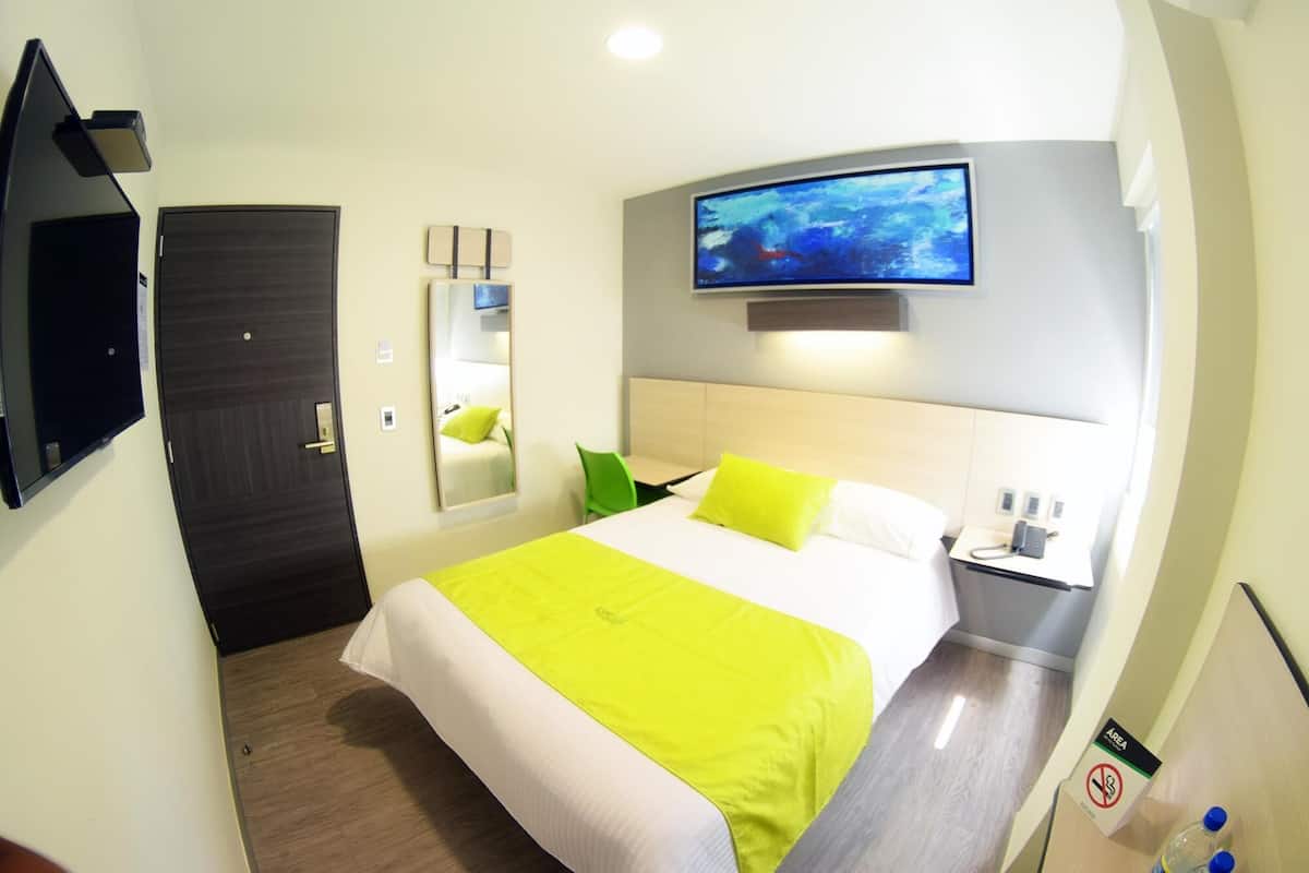 Escritorio, cortinas blackout, wifi gratis y ropa de cama 