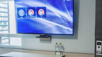 Escritorio, cortinas blackout, wifi gratis y ropa de cama