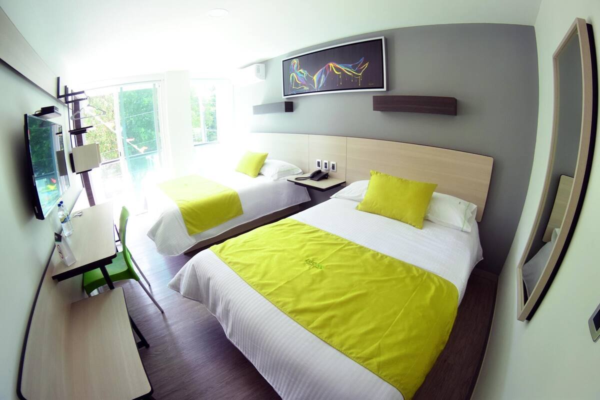 Escritorio, cortinas blackout, wifi gratis y ropa de cama 
