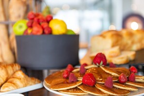 A breakfast buffet with pancakes, strawberries, and croissants. - Hotel Omnubo Collection (Saint-Mars-la-Reorthe)
