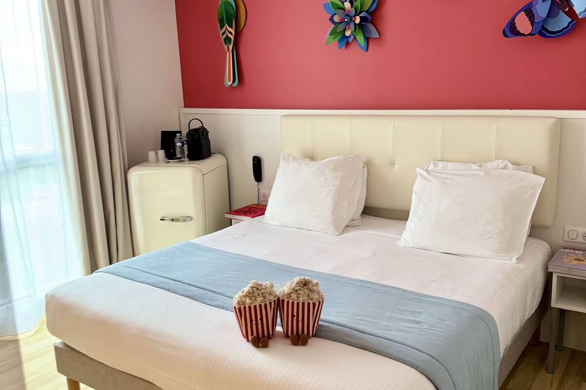 chambre double deluxe bien-être | premium bedding, in-room safe, individually decorated, blackout curtains