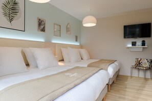 Habitación familiar, balcón | Ropa de cama de alta calidad, caja fuerte, decoración individual