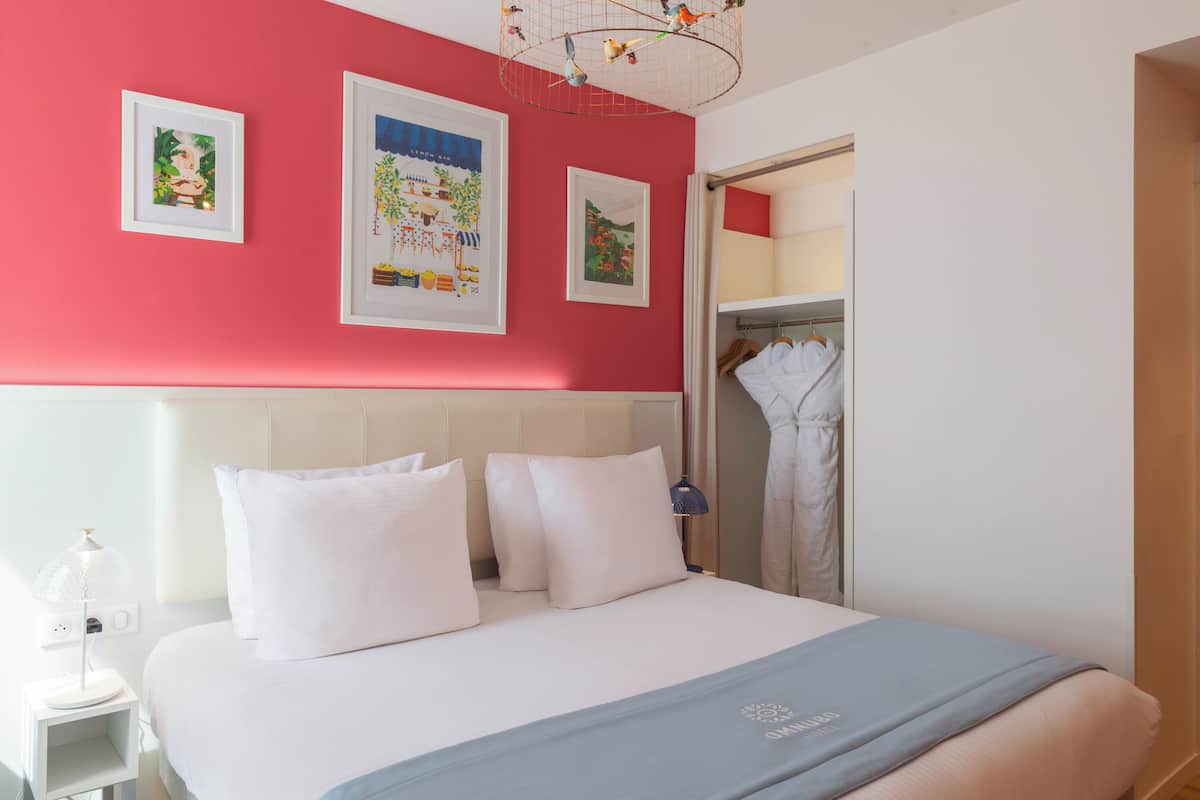 Deluxe tweepersoonskamer | Luxe beddengoed, een kluis op de kamer, verduisterende gordijnen