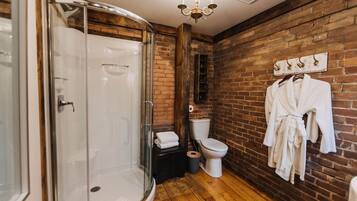 Deluxe Suite, Ensuite, Garden View | Bathroom | Shower, rainfall showerhead, free toiletries, hair dryer