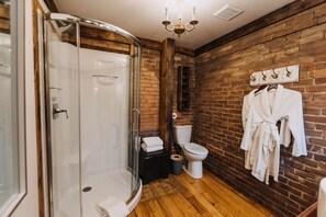 Deluxe Suite, Ensuite, Garden View | Bathroom - Iron Kettle Bed and Breakfast (Lakeshore)