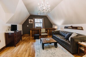 Suíte luxo, suíte, vista para o jardim | Sala de estar | TV de tela plana 32 polegadas com canais digitais, TV