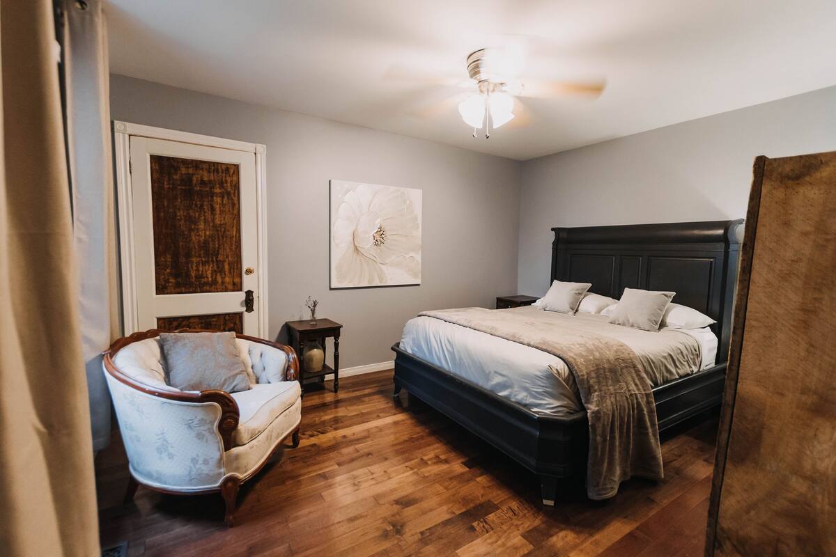 Deluxe Room, 1 Bedroom | Egyptian cotton sheets, premium bedding, down comforters