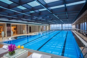 Piscina interna, funciona das 7h30 às 9h30, espreguiçadeiras