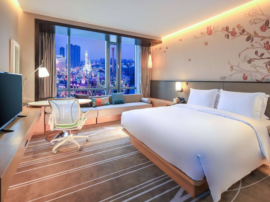 Premium bedding, in-room safe, desk, laptop workspace