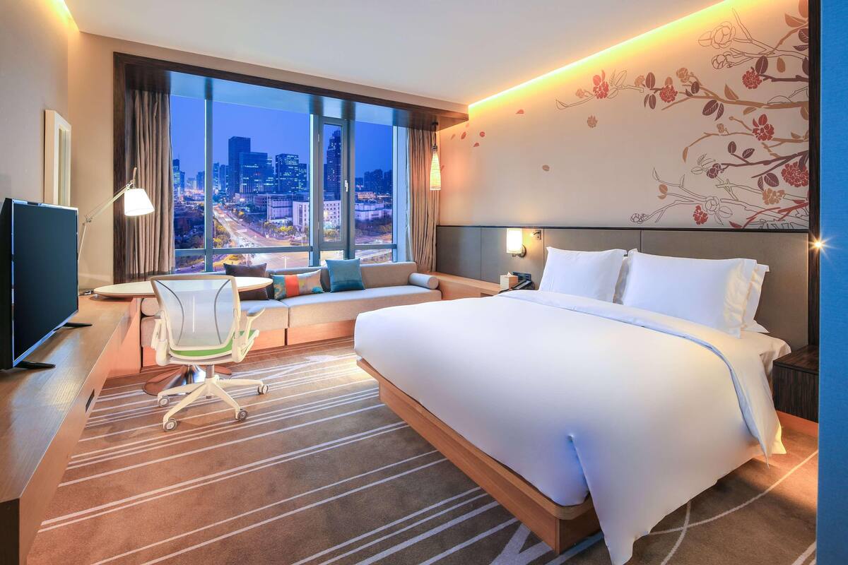 Premium bedding, in-room safe, desk, laptop workspace