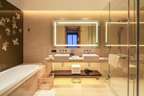Suíte luxo, 1 cama King | Banheiro | Produtos de toalete grátis, toalhas de banho