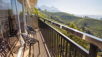 Un balcon donnant sur un paysage vallonné.