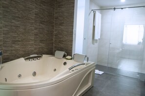 Douche, douche à « effet pluie », articles de toilette gratuits