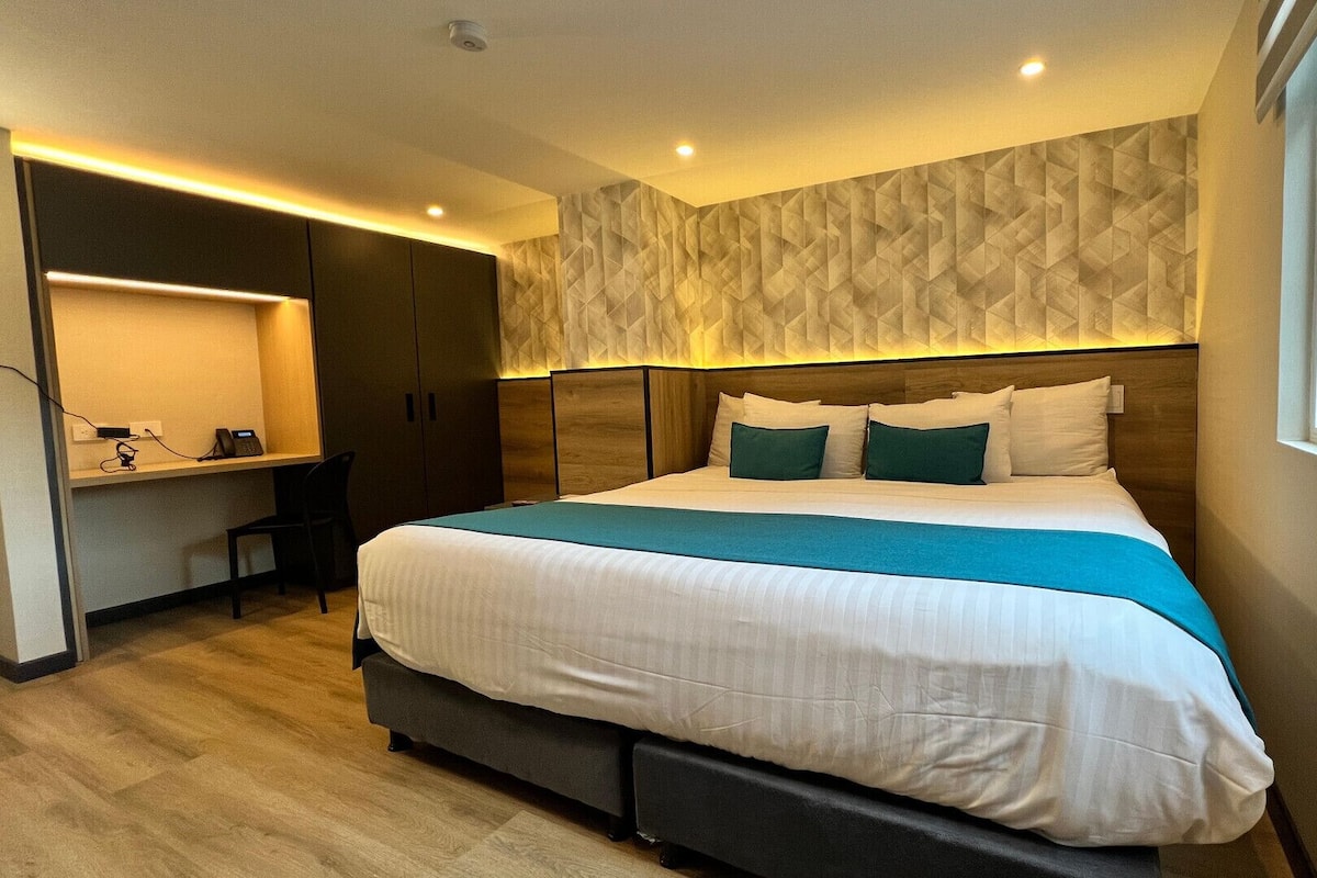 1 kamar tidur, seprai premium, bantalan ekstra lembut, dan minibar