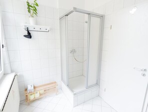 Douche, articles de toilette gratuits, sèche-cheveux, chaussons