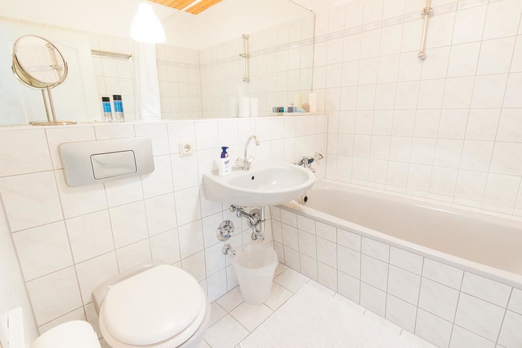 Bañera con ducha, artículos de tocador gratuitos, secador de pelo