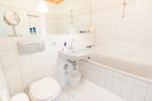 Duschwanne, kostenlose Toilettenartikel, Haartrockner, Hausschuhe