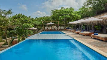 Hồ bơi ngoài trời, mở cửa từ 7:00 đến 22:00, lều miễn phí