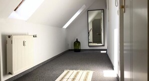 1 habitación, escritorio, tabla de planchar con plancha y cunas 