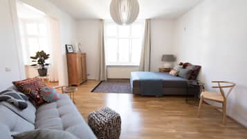 Design-Apartment, 2 Schlafzimmer, Küche, Stadtblick | 2 Schlafzimmer, Schreibtisch, Bügeleisen/Bügelbrett, Babybetten