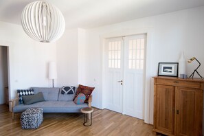 2 habitaciones, escritorio, tabla de planchar con plancha y cunas 