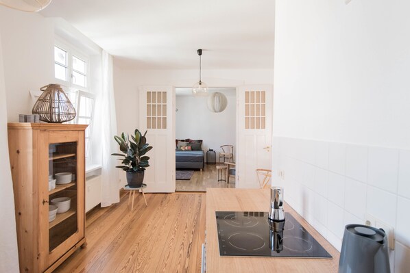 Leilighet – design, 2 soverom, kjøkken, byutsikt | 2 soverom, skrivebord, strykejern/-brett og barnesenger