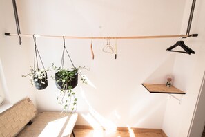 Leilighet – design, 2 soverom, kjøkken, byutsikt | 2 soverom, skrivebord, strykejern/-brett og barnesenger