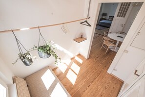 Design-Apartment, 2 Schlafzimmer, Küche, Stadtblick | 2 Schlafzimmer, Schreibtisch, Bügeleisen/Bügelbrett, Babybetten