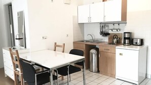 A compact kitchen with a white countertop, a sink, and a coffee maker. - Central Studio Marktplatz (Weimar)