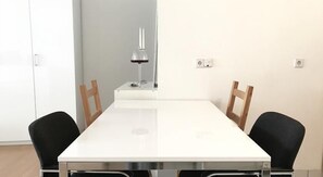 Classic Studio, 1 Bedroom, City View, Beachfront | In-room dining