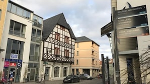 A traditional half-timbered building with a sign indicating 'Goethes Wohnhaus' and 'Schillers Wohnhaus'. - Central Studio Marktplatz (Weimar)